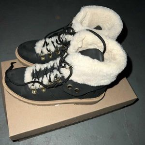 Woman’s combat boots size 6